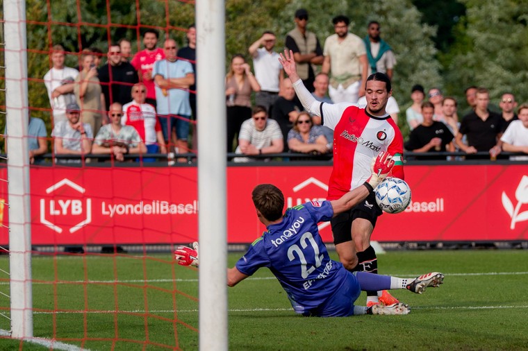 Anis Hadj Moussa krijgt de bal langs Jong SC Cambuur-keeper Daan Reiziger. Aymen Sliti (niet op de foto) zal vervolgens het laatste tikje geven voor de 3-1.