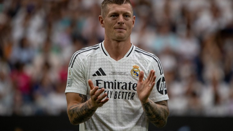 Kroos vermaakt zich over laatkomers: 'Bij Real was Flick uitgelachen!'